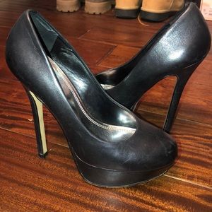 Black pumps